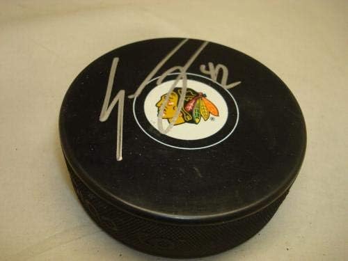 Густав Форслинг подписа хокей шайба Чикаго Блекхоукс с автограф от 1B - за Миене на НХЛ с автограф